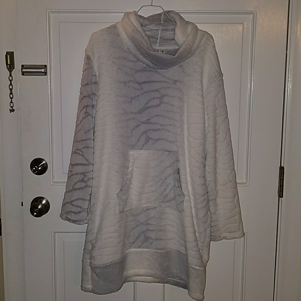Medium Anne Klein tunic fuzzy white gray